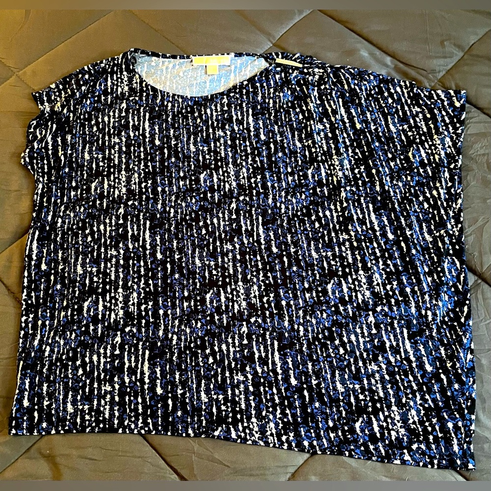 MICHAEL KORS Women's Asymmetrical cap sleeve blouse. Blue, Black, White.… - Picture 3 of 10